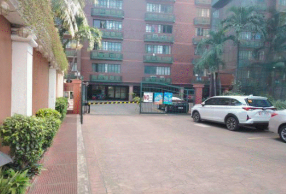 Condominium in Cluster 4 Unit 401 Isabelle Garden Villas, Moonwalk, Parañaque City - Foreclosed Property